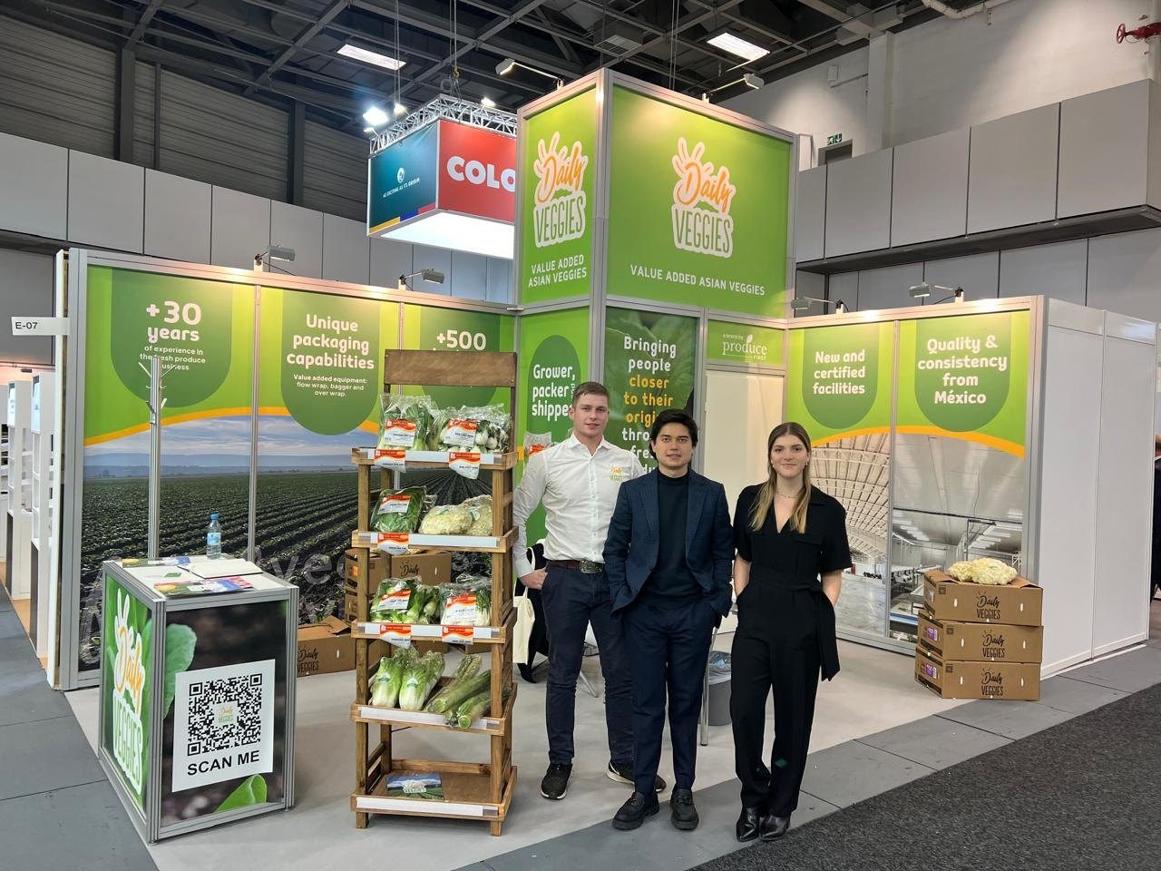 El equipo de Daily Veggies en su stand de Fruit Logistica, Berlín